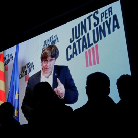 Carles Puigdemont intervé per videoconferència en un acte de JxCat al costat de la presó de Lledoners, EFE / Susanna Sáez