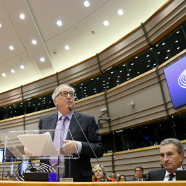 El presidente de la Comisión Europea, Jean-Claude Juncker, con comisario de Presupuestos, Guenther Oettinger, en el Parlamento Europeo. REUTERS/Francois Lenoir