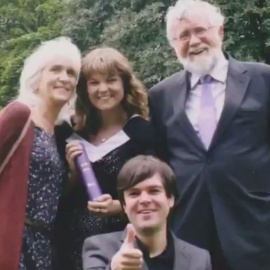 Jo Cameron y su familia./Youtube