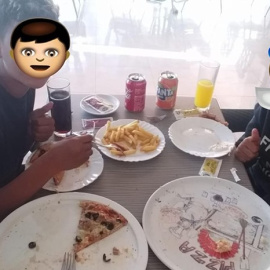 Nur Houda y los niños comiendo en una pizzería tras ser expulsados del McDonald's