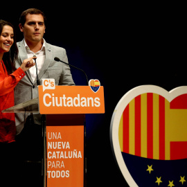 La candidata de Ciudadanos a la presidencia de la Generalitat, Inés Arrimadas, y el presidente de la formación, Albert Rivera, durante su intervención en el acto de fin de campaña en la plaza Virrei Amat de Barcelona. EFE/Toni Albir