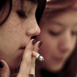 Una chica joven fumándose un cigarro. Foto: VALENTIN OTTONE/FLICKR