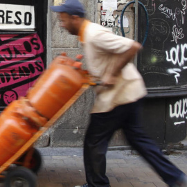 Un trabajador traslada unas bombonas de butano. REUTERS