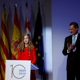 El rey Felipe VI aplaude la intervención de la princesa Leonor en el acto de entrega de los Premios Princesa de Girona, en el Palacio de Congresos de Barcelona. EFE/ Quique García