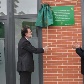 El presidente del Gobierno, Mariano Rajoy (c), acompañado por el ministro del Interior, Juan Ignacio Zoido (i), y el presidente de La Rioja, José Ignacio Ceniceros (d), descubre una placa conmemorativa durante la inauguración oficial del Po