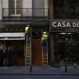 Una imagen de archivo de dos personas trabajando en Madrid. REUTERS/Susana Vera