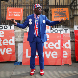 Un manifestante probrexit, en las afueras del Parlamento británico este jueves. REUTERS/Alkis Konstantinidis