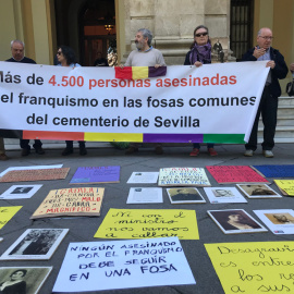 Víctimas del franquismo en la puerta del Ayuntamiento de Sevilla.