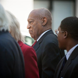 Bill Cosby sale del palacio de justicia del condado de Montgomery. / EFE