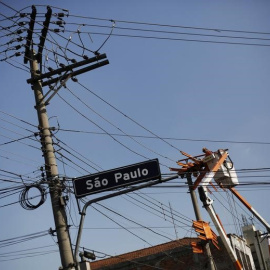 Un técnico de Eletropaulo trabajando en un poste eléctrico en una calle del centro de Sao Paulo. REUTERS/Nacho Doce