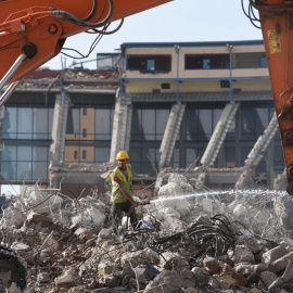 Imágenes de la demolición del antiguo estadio del Atlético de Madrid, el Vicente Calderón. / Europa Press