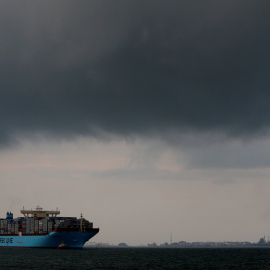 Un barco de la empresa de contenedores Maersk Mc-Kinney Moller se dirige hacia el puerto de Singapur. REUTERS/Edgar Su