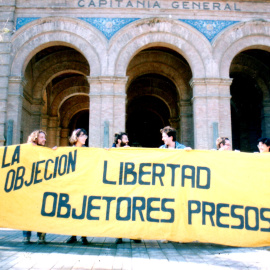 Manifestación de objetores de conciencia frente a la Capitanía General de Sevilla.