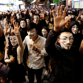 Manifestantes en Hong Kong portan máscaras de Guy Fawkes, símbolo popular de desobediencia civil. / Reuters