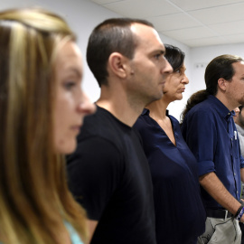 El Secretario General de Podemos, Pablo Iglesias, con otros dirigentes del partido, durante la rueda de prensa que ha ofrecido en la sede de la formación en Madrid, valorando los resultados en las elecciones catalanas. EFE / Fernando Villar