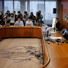 El gobernador del Banco de Japón, Haruhiko Kuroda, saluda a los periodistas a su llegada a la rueda de prensa en la sede de la entidad en Tokio. REUTERS/Toru Hanai