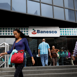 Varias personas llegan a una sucursal del banco Banesco  en Caracas,. REUTERS/Carlos Garcia Rawlins