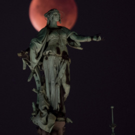 La luna, cubierta por la sombra de la Tierra durante el eclipse lunar, en Hamburgo (Alemania). REUTERS/Fabian Bimmer