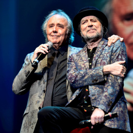 03/11/2019.- Joaquín Sabina y Joan Manuel Serrat durante su segundo de la gira “No hay dos sin tres”, en el estadio Movistar Arena en Buenos Aires (Argentina). EFE/Fabián Mattiazzi