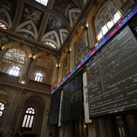 Vista de un panel de la Bolsa de Madrid. EFE/Javier Lizón.