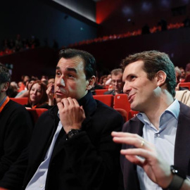 Los dirigentes populares Fernando Martínez-Maillo (i), vicesecretario de Organización del PP, y Pablo Casado (d), vicesecretario de Comunicación, asisten como invitados a la IV Asamblea General de Ciudadanos que se celebra en el Teatro Nuev