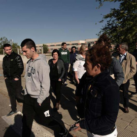 Las madres de dos de los ocho acusados por la presunta agresión cometida a dos guardias civiles en Alsasua (Navarra), Edurne Goikoetxea (2i), e Isabel Pozueta (d), y demás familiares, a las puertas de la Audiencia Nacional. | EFE