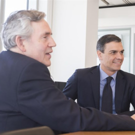 El secretario general socialista, Pedro Sánchez, con el ex primer ministro británico Gordon Brown. E.P.