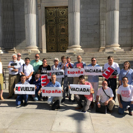 Representantes de Teruel Existe junto a otros de la España Vaciada en las puertas del Congreso. / Teruel Existe