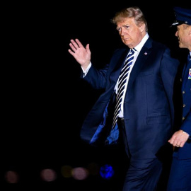 El presidente de EE.UU., Donald J. Trump (izq), y el coronel de la Fuerza Aérea Casey Eaton (dcha) se dirigen a recibir a los tres presos estadounidenses liberados por Corea del Norte en la base militar de Andrews en Maryland (Estados Unido