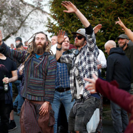 Los fans de Keith Flint, cantante de The Prodigy, durante su funeral en Braintree. / HENRY NICHOLLS (REUTERS)