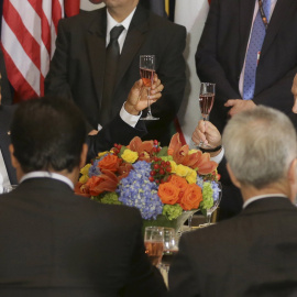 El presidente de EEUU, Barack Obama, y su homólogo ruso, Vladímir Putin, brindan en la cumbre de la Asamblea General de la ONU. REUTERS/Mikhail Metzel/RIA Novosti