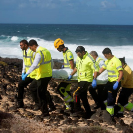 Los servicios de emergencias rescatan los cuerpos sin vida de una patera que volcó este miércoles en Lanzarote. EFE/ Javier Fuentes