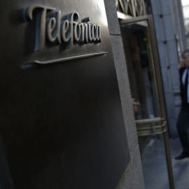 Entrada del edificio de Telefónica en la Gran Vía madrileña. REUTERS