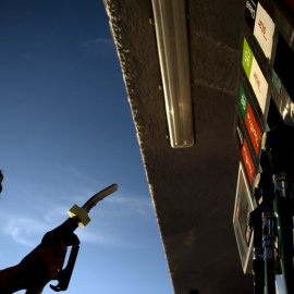 Un hombre se dispone a repostar su vehículo en una gasolinera en la localidad malagueña de Ronda. AFP/ Jorge Guerrero