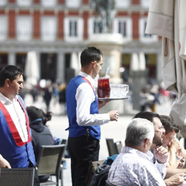 Un par de camareros atienden una terraza de un establecimiento en la Plaza Mayor de Madrid. E.P.