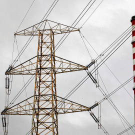 Una torre y unas chimeneas de una planta de la eléctrica portuguesa EDP, en Sines, cerca de Setubal. REUTERS/Jose Manuel Ribeiro