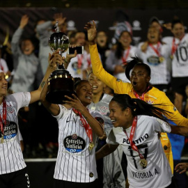 Las futbolitas del Corinthians celebran su victoria en la Copa Libertadores Femenina. / JOSÉ JÁCOME (EFE)