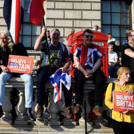 Manifestantes a favor del brexit, ante el Parlamento británico. / NEIL HALL (EFE)