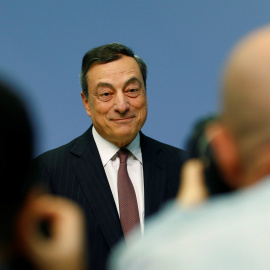 El presidente del BCE, Mario Draghi, posa ante los fotógrafos antes de a rueda de prensa mensual en la sede de la entidad, en Fráncfort. REUTERS/Ralph Orlowski