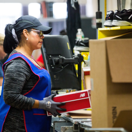 Imagen de una trabajadora en una fábrica de una conocida marca de ropa en EEUU./  Adam Glanzman (GETTY IMAGES NORTH AMERICA/AFP)