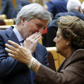 El ministro de Educación, Cultura y Deporte, Íñigo Méndez de Vigo, conversa con la senadora del PP, Rita Barberá, en la sesión de control al Gobierno hoy en el Senado. EFE/Chema Moya