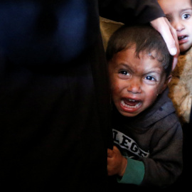 Un niño palestino llora durante el funeral del joven palestino Tahreer Wahba, de 17 años, fallecido tras resultar herido en las protestas contra Isreal en la frontera entre Israel y Gaza, en Khan Younis, al el sur de la Franja de Gaza.- REU