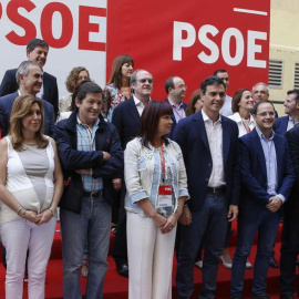 El líder socialista, Pedro Sánchez, en una reunión con los barones del partido en la sede de la madrileña calle de Ferraz. EFE