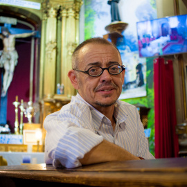 Diego Neira, en la iglesia de San Antón de Madrid. / REPORTAJE FOTOGRÁFICO: CHRISTIAN GONZÁLEZ