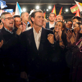 08/11/2019.- El presidente de Ciudadanos y candidato a la Moncloa, Albert Rivera, junto a la cabeza de lista del partido al Congreso por Barcelona, Inés Arrimadas y la líder de la formación naranja en Catalunya, Lorena Roldán, durante el mi