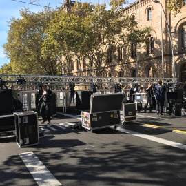 Escenari de la plaça Universitat on se celebrarà l'acte central d'aquesta jornada de reflexió marcada per les convocatòries del Tsunami Democràtic.