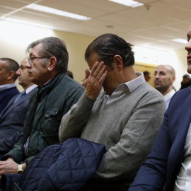 Miguel Ángel Flores, principal acusado por la tragedia del Madrid Arena, sentado en el banquillo de la Audiencia Provincial de Madrid junto a otros acusados. EFE