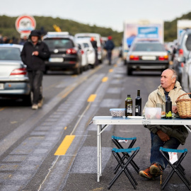 11/11/2019.- Un manifestante durante el bloqueo de la AP-7. / EFE - DAVID BORRAT