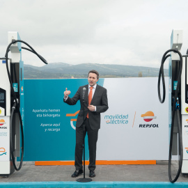 El consejero delegado de Repsol, Josu Jon Imaz,  durante la inauguración del primer punto de recarga ultra rápida de vehículos eléctricos en la península ibérica, en la gasolinera de Lopidana, en las cercanías de Vitoria. EFE/Adrián Ruiz de