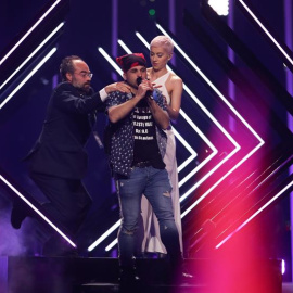 Momento en el que el espontáneo arrebata el micrófono a SuRie en plena actuación en Eurovisión. /EFE